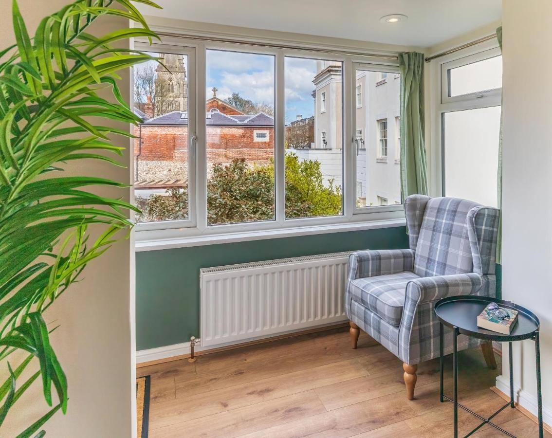 4 Bed City House With Private Garden And Parking Winchester Zewnętrze zdjęcie