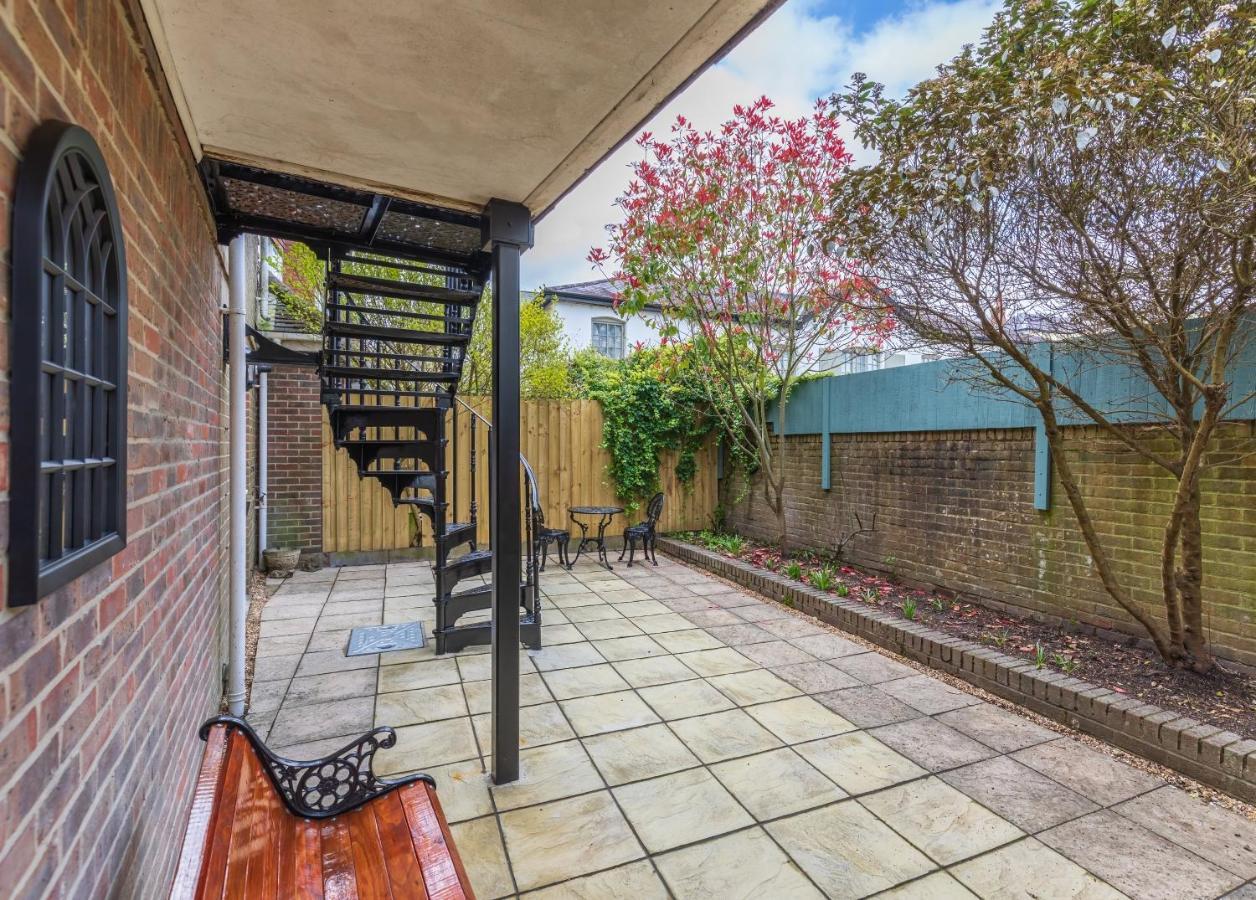 4 Bed City House With Private Garden And Parking Winchester Zewnętrze zdjęcie