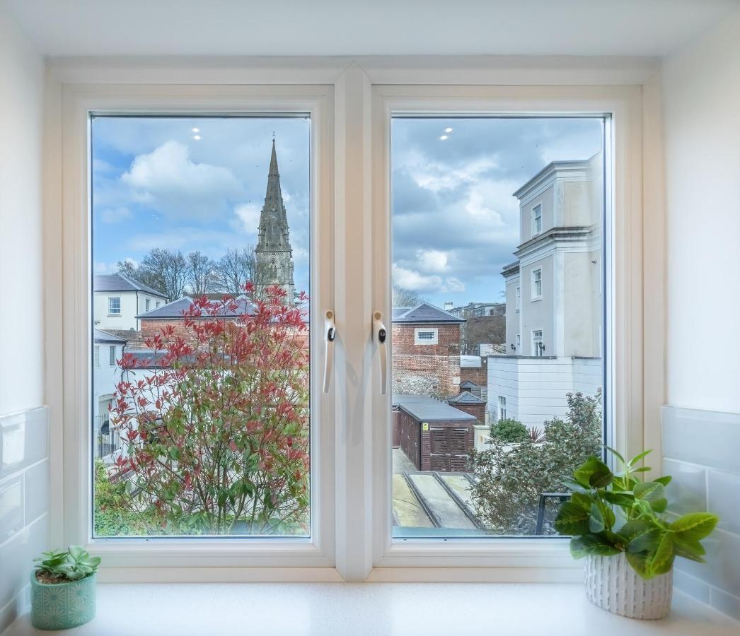 4 Bed City House With Private Garden And Parking Winchester Zewnętrze zdjęcie